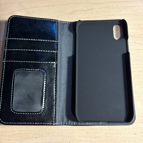 Roots 73 iPhone x wallet/case like new - Picture 2 of 5